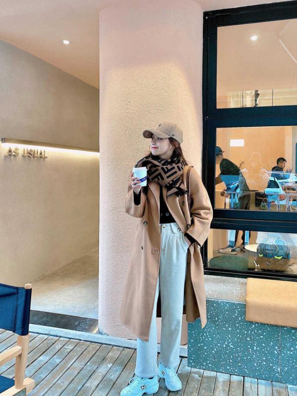 秋冬、比黑白灰更炸街的是什麼顏色？當然是大地色大衣，又颯又美