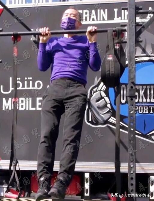 70歲王石迪拜街頭秀健身,老當益壯體力不輸年輕人 70歲王石迪拜街頭秀健身,老當益壯體力不輸年輕人