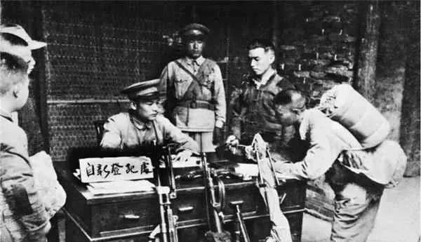 血戰邊城之二：土匪打老鼠洞偷襲，偵察員化裝巫師劃幹龍船送情報