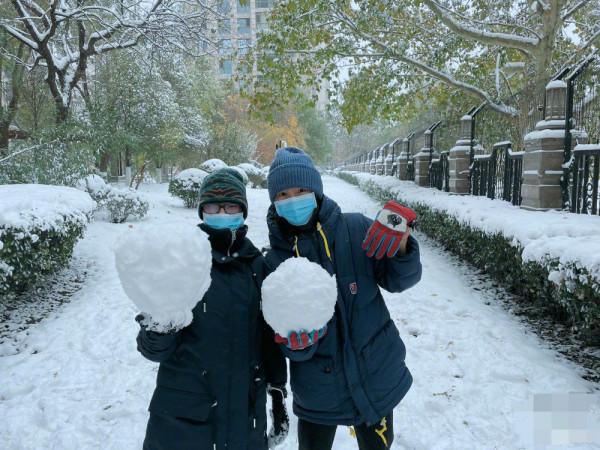 白百何罕見帶兒子出門，14歲元寶穿楊冪同款變潮男，越來越像媽媽