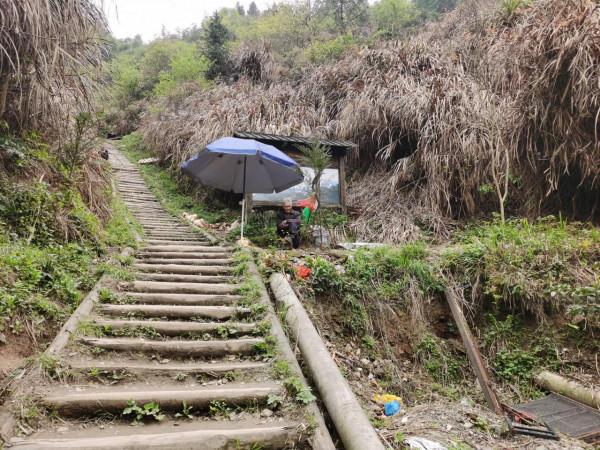 俗話說“造屋不造山脊首”,這座村莊為何偏建在險峻的山脊上? 俗話說“造屋不造山脊首”,這座村莊為何偏建在險峻的山脊上?