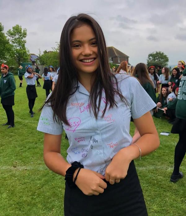 時尚圈和英王室寵愛的18歲華裔女孩，東北話說得好溜