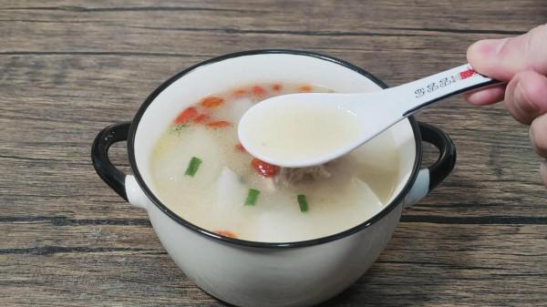 燉大骨頭湯，牢記3放3不放的訣竅，湯色奶白像牛奶，味美甘甜好喝