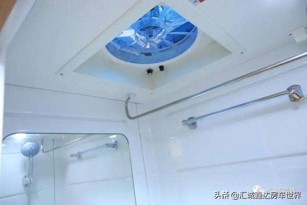 ​大通4人版柴油自動擋房車！簡潔佈局，還設多種實用設計