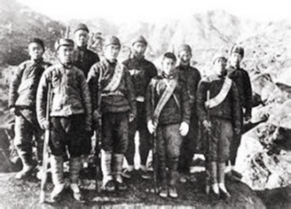 鬼子來偷襲，民兵連夜報警，值班參謀卻說：這是個假情報