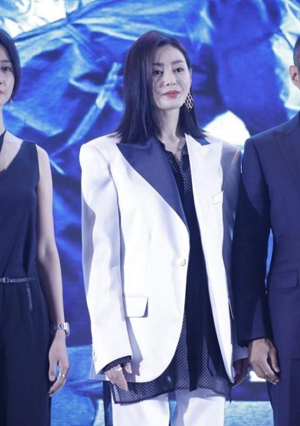 張天愛雖然瘦的骨感,但穿上墊肩裝,還挺有健碩感,比張涵予壯 張天愛雖然瘦的骨感,但穿上墊肩裝,還挺有健碩感,比張涵予壯