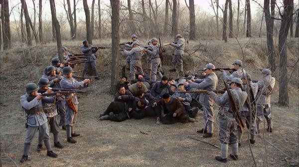 彭老總釋放27名俘虜，麥克阿瑟大喜，不料卻因此葬送2.4萬美軍