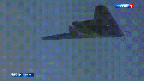 缺乏制導彈藥，還是特色幽默？俄羅斯隱身無人機扔的是無制導炸彈