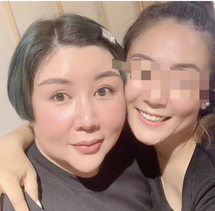 王惠與閨蜜聚餐,6位數手鐲順便戴,拍照濾鏡太重導致下巴變形 王惠與閨蜜聚餐,6位數手鐲順便戴,拍照濾鏡太重導致下巴變形