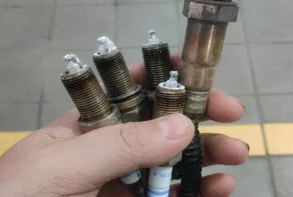 加個油，整這麼多散裝‘白酒’，可要害死個人