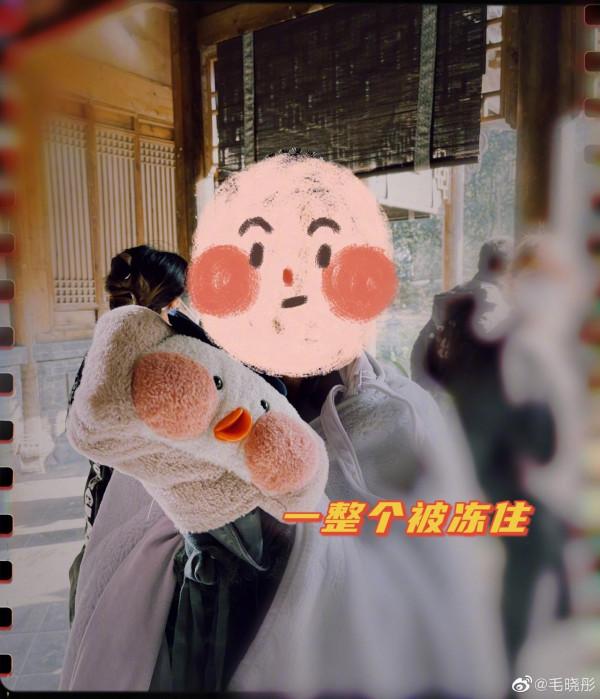 美女毛曉彤曬化妝間照片，高馬尾十分顯英氣！吃飯用比臉還大的碗