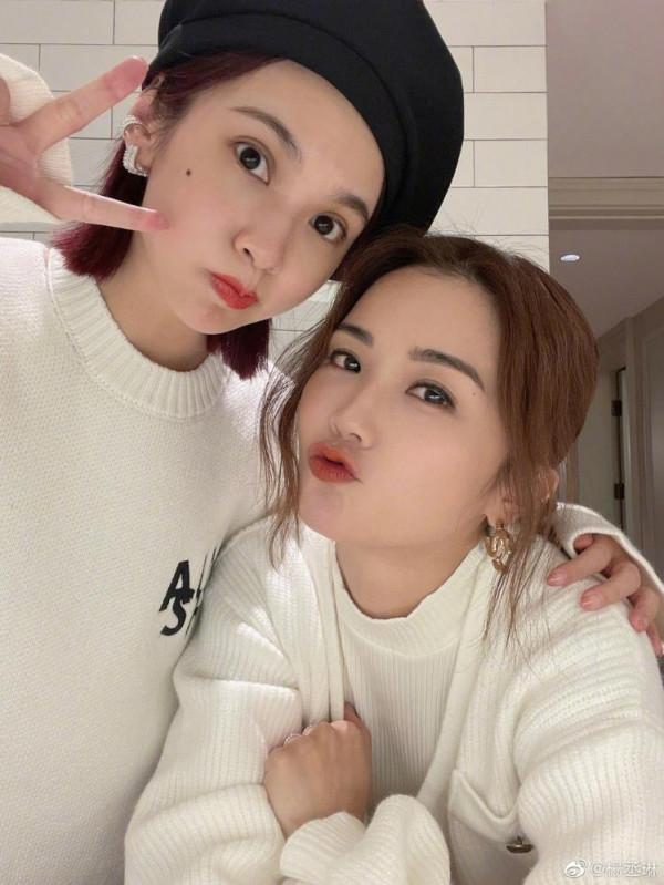 楊丞琳踩點為阿sa慶生 曬自拍嘟嘴比V