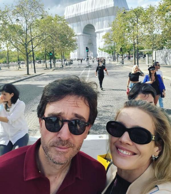 39歲LV太子妃欣賞“包裹凱旋門”，素顏清新，太子爺很會玩浪漫