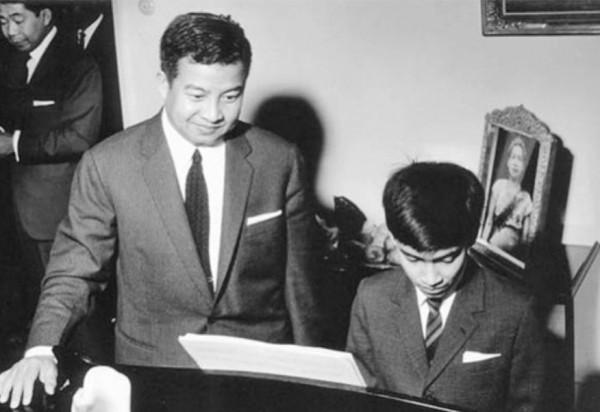 西哈莫尼國王從小就相貌漂亮，他是最英俊的國王，沒有之一