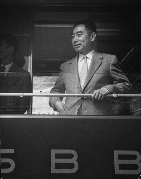 胡宗南邀請周總理出席酒會，打算將其灌醉，周總理的應對相當高明