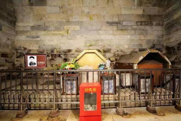 考古隊發掘光緒墓，一名軍醫爬進皇后棺材取文物，爬出後嘔吐不止