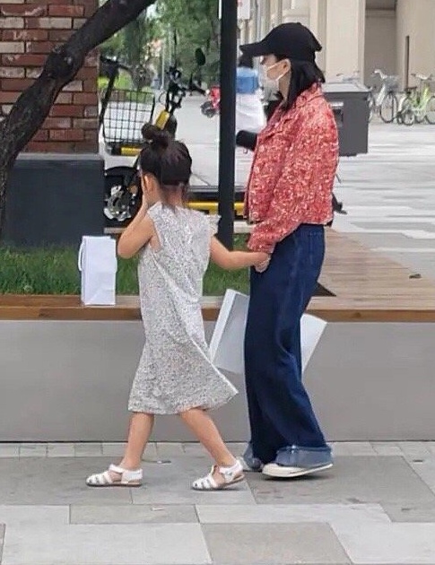 杜江二胎女兒疑曝光，身穿碎花裙，身高快到霍思燕肩膀