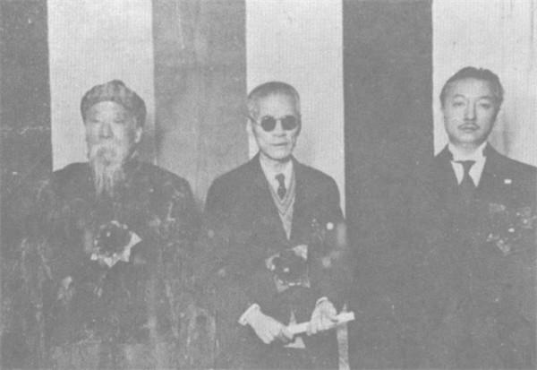 戴笠請50個漢奸吃飯，坐下後，他說：現在公開逮捕名單