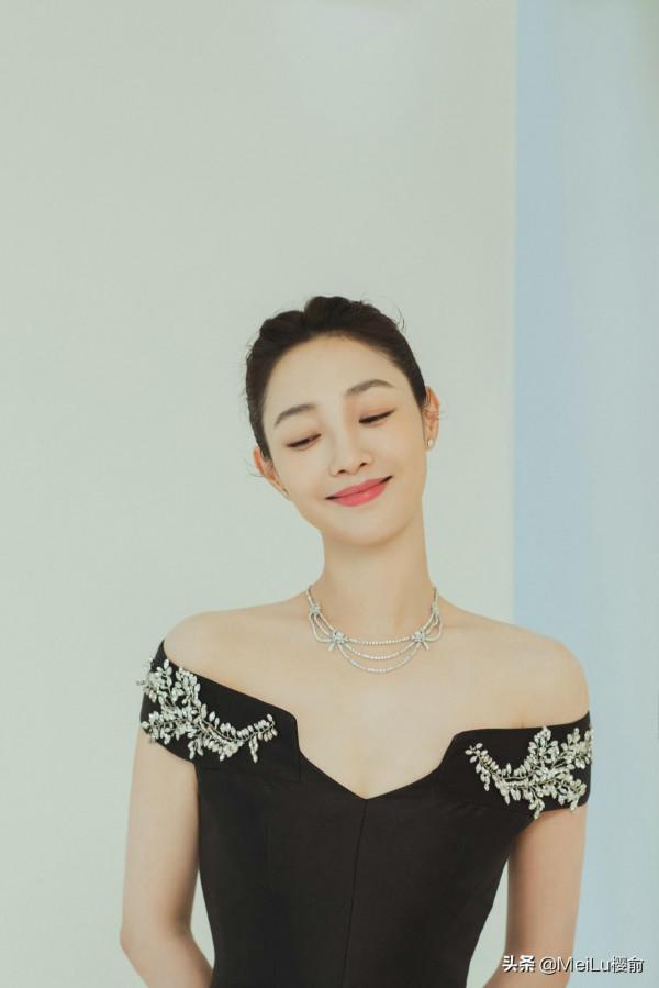 白百何自信的笑容真美，氣質靈動，迷人有魅力