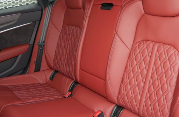 西裝暴徒的效能車,奧迪S7搭載2.9T V6引擎,動力十足 西裝暴徒的效能車,奧迪S7搭載2.9T V6引擎,動力十足