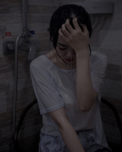 22歲自殺四次，比鬼更害怕的是人心，這樣的家庭是我一輩子的痛