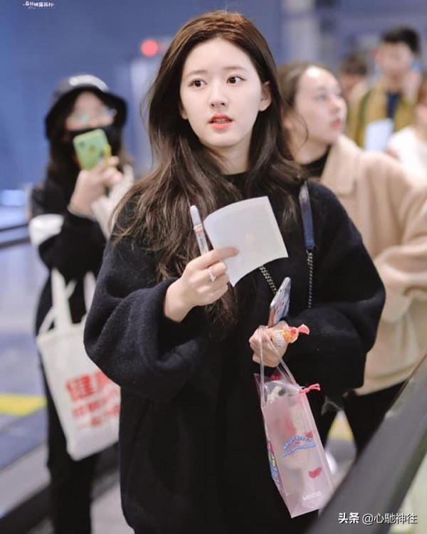 甜系女孩趙露思身穿黑色毛衣，慵懶風滿滿，溫柔可人