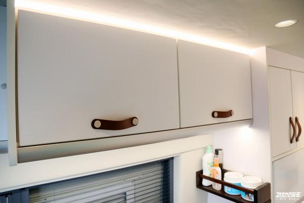 少女心配蒂芙尼藍，嫩你一臉，網紅小姐姐訂製款大通V90房車