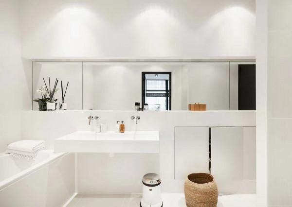 陽光房大院子，不鏽鋼與大理石，白牆配黑門窗，只羨主人不羨仙