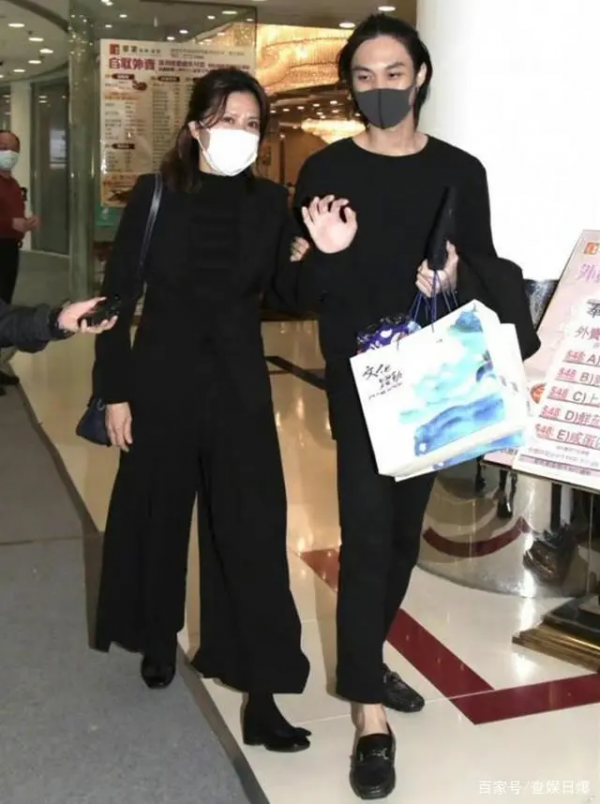 喬任梁父母網暴後亮相，靠短影片成為大V，活成了喪親家庭的榜樣