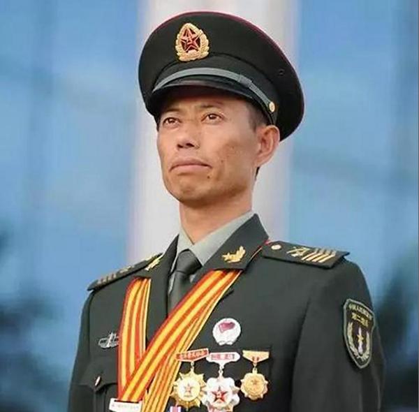 安徽兵王僅初中文化,入伍34年有召必回,退役後女兒繼承父業 安徽兵王僅初中文化,入伍34年有召必回,退役後女兒繼承父業