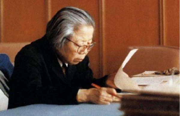 1992年周總理侄子周榮慶病逝，臨終對妻子說：該和你一起看看七媽