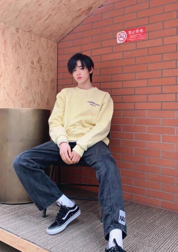 宋亞軒身穿無袖鉚釘牛仔馬甲玩墨鏡殺，這肌肉線條是認真的嗎？