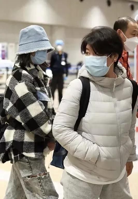 小瀋陽夫婦復出撈金,小瀋陽一身潮牌價值不菲,沈春陽髮型有點亂 小瀋陽夫婦復出撈金,小瀋陽一身潮牌價值不菲,沈春陽髮型有點亂