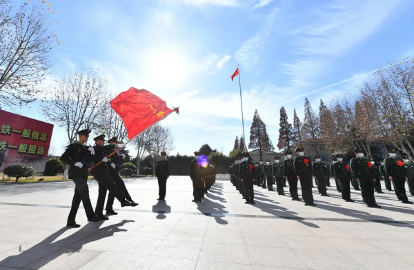 敬禮！第71集團軍組織退役士兵向軍旗告別儀式