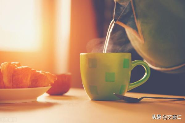 艾嘉仁｜早上起床一杯水好還是臨睡前一杯水好