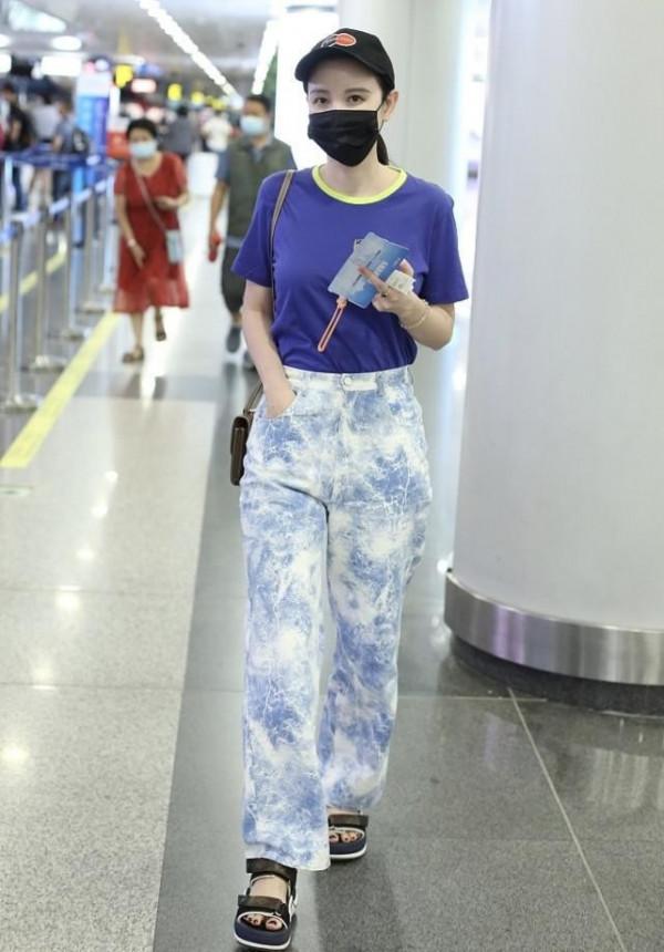 張萌穿衣挺隨性的,素色T恤配熒光邊,白皙肌膚被襯得清清楚楚 張萌穿衣挺隨性的,素色T恤配熒光邊,白皙肌膚被襯得清清楚楚