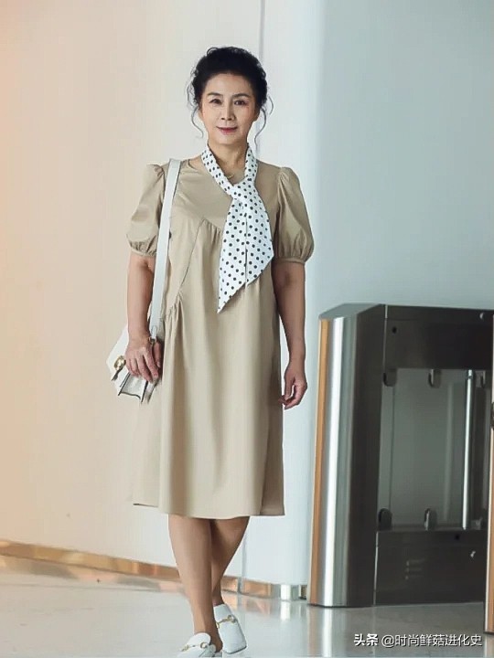 這才是60歲女人該有的打扮:“膝下裙+平底鞋”,簡單大方才好看 這才是60歲女人該有的打扮:“膝下裙+平底鞋”,簡單大方才好看