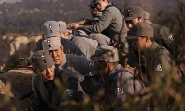 戰鬥最危急時刻，指揮員突然下達一個奇怪的命令：全部摘下軍帽