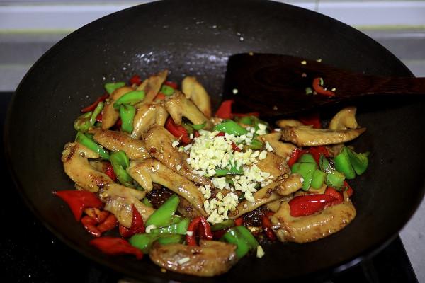 追劇零食，滑嫩解饞的辣椒炒雞翅尖，只要幾滴油營養美味不油膩