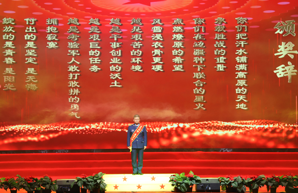 西部戰區空軍某基地：這場頒獎典禮戰味濃、淚水多、士氣足