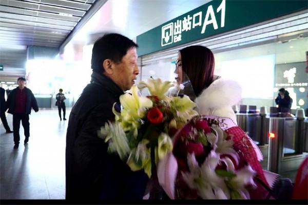 母親改嫁、父親入獄,6歲的她靠吃垃圾為生!30年後終於回家 母親改嫁、父親入獄,6歲的她靠吃垃圾為生!30年後終於回家