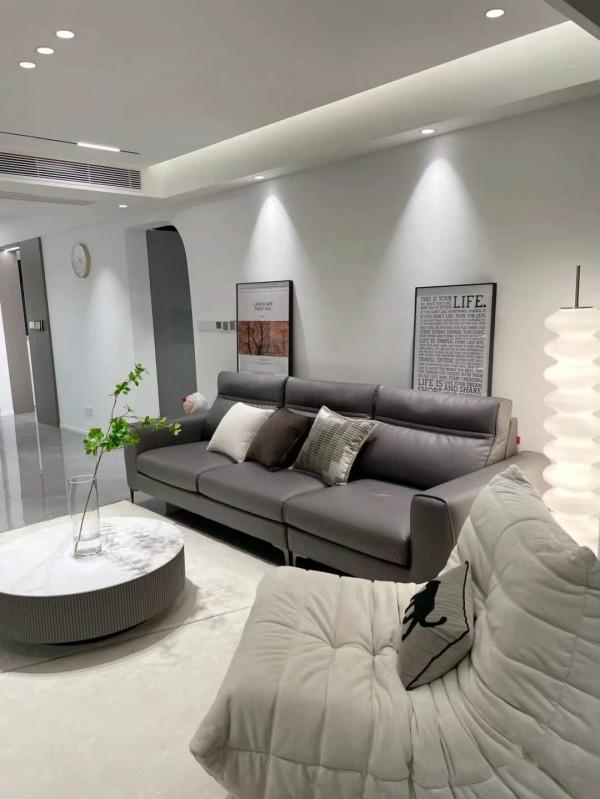 她家全屋大白牆，簡約又大方，電視牆做櫃子，飄窗改吧檯，真明智