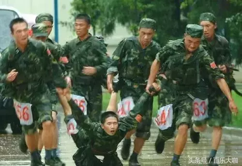 向軍人致敬！中國解放軍照片，一張張看著心碎落淚的照片