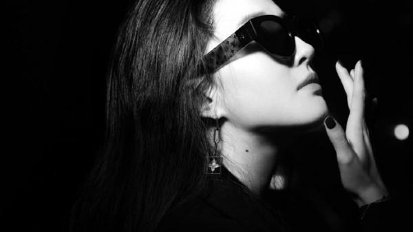 劉亦菲皮衣機車大片，看了直呼好颯