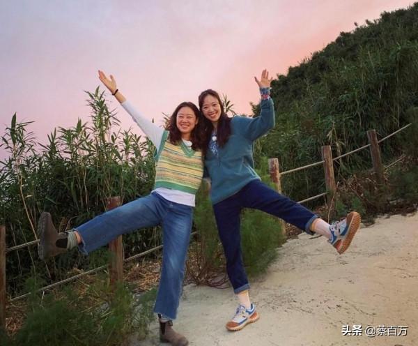 韓國女星全在穿爺爺背心！三種搭配方式洋溢減齡氣質學院風