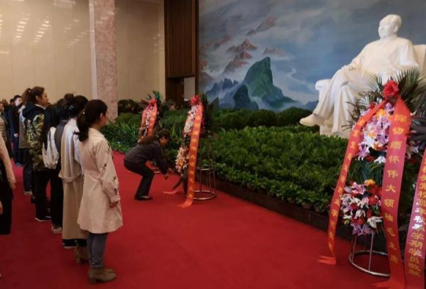 1976年，病重的毛主席給李敏做了一個手勢，大家沒明白是什麼意思