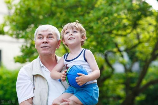 把孩子全託給了退休後的父母,沒有時間探望,他們在幹什麼? 把孩子全託給了退休後的父母,沒有時間探望,他們在幹什麼?