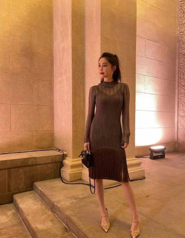 潘瑋柏妻子打扮得挺潮，穿韓風西裝還戴頂“情趣帽”，時尚感真強