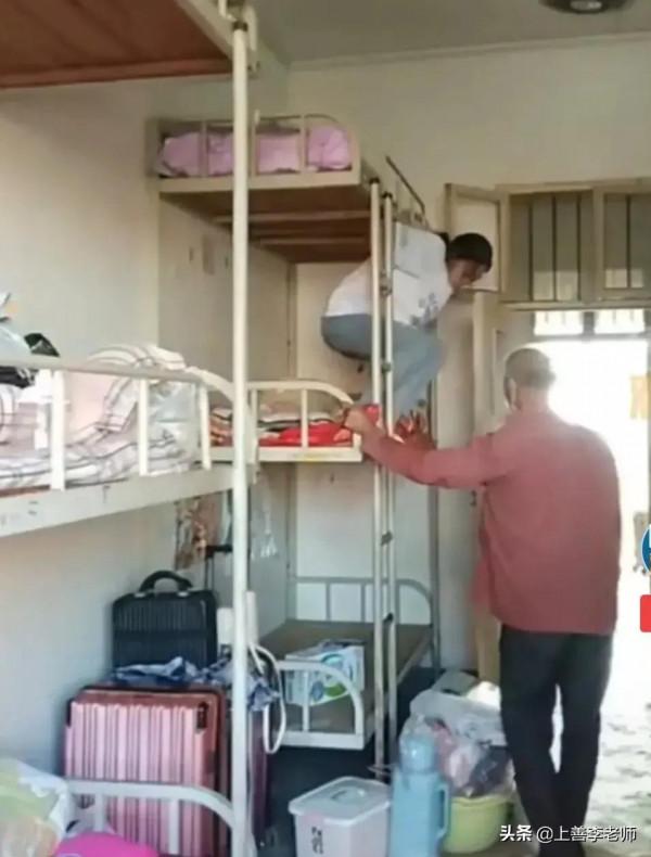 看到這所大學宿舍,我才明白岳雲鵬說的“上中下”鋪,竟然是真的 看到這所大學宿舍,我才明白岳雲鵬說的“上中下”鋪,竟然是真的