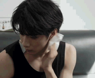 天哪！劉耀文的肌肉線條也太明顯了吧，他才16歲啊